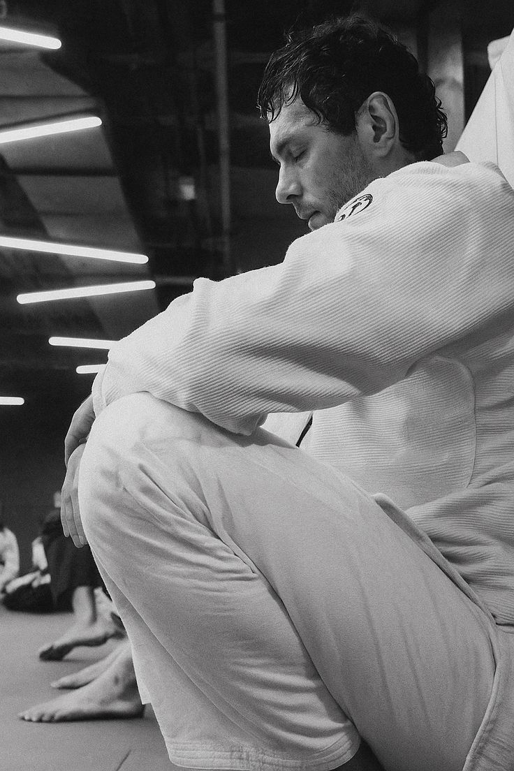 Roger Gracie resting between rounds in gi